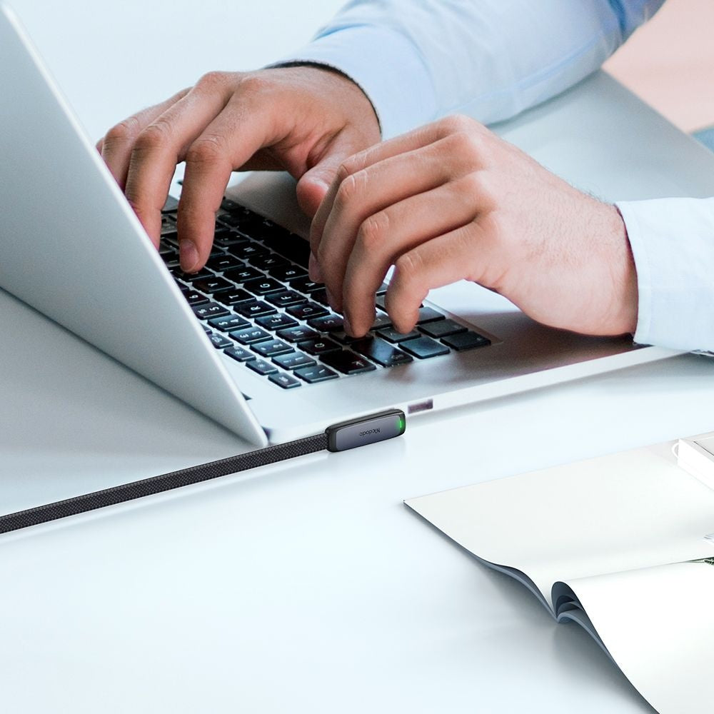 USB-C - USB-C McDodo CA-3360 Angled adat- és töltőkábel, 65W, 1.2m, Fekete