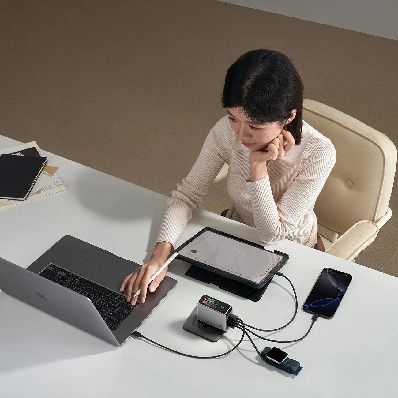 Cuktech AD1204U Display USB-C Cable Network Charger, 120W, 6A, 1 x USB-A - 2 x USB-C, Silver