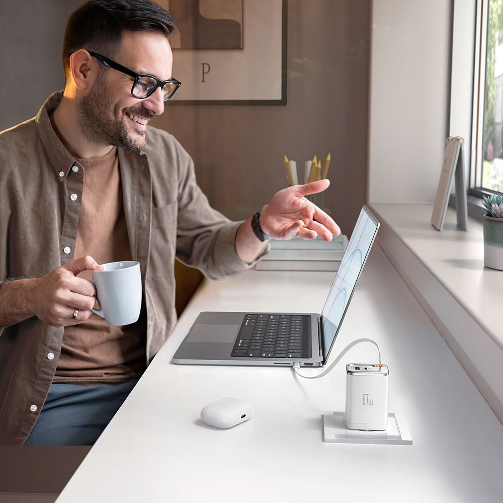 McDodo CH-4103 FreeGo Display USB-C hálózati töltő, 67W, 3.35A, 1 x USB-A - 1 x USB-C, fehér