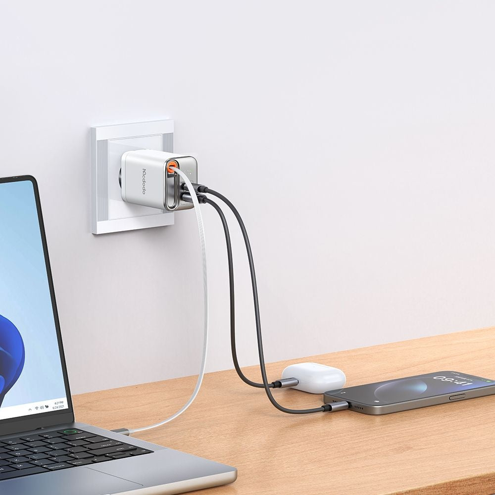 McDodo CH-4103 FreeGo Display USB-C hálózati töltő, 67W, 3.35A, 1 x USB-A - 1 x USB-C, fehér