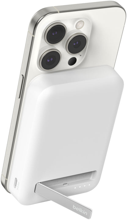 Belkin BoostCharge Pro vezeték nélküli külső akkumulátor állvánnyal, 8000mAh, 15W, FQI, 1 x QI - 1 x USB-C, Fehér BPD007btWH