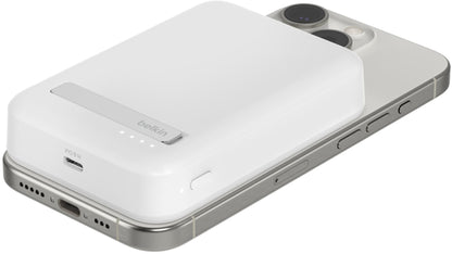 Belkin BoostCharge Pro vezeték nélküli külső akkumulátor állvánnyal, 10000mAh, 15W, FQI, 1 x QI - 1 x USB-C, Fehér BPD008btWH