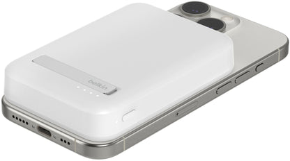 Belkin BoostCharge Pro vezeték nélküli külső akkumulátor állvánnyal, 8000mAh, 15W, FQI, 1 x QI - 1 x USB-C, Fehér BPD007btWH