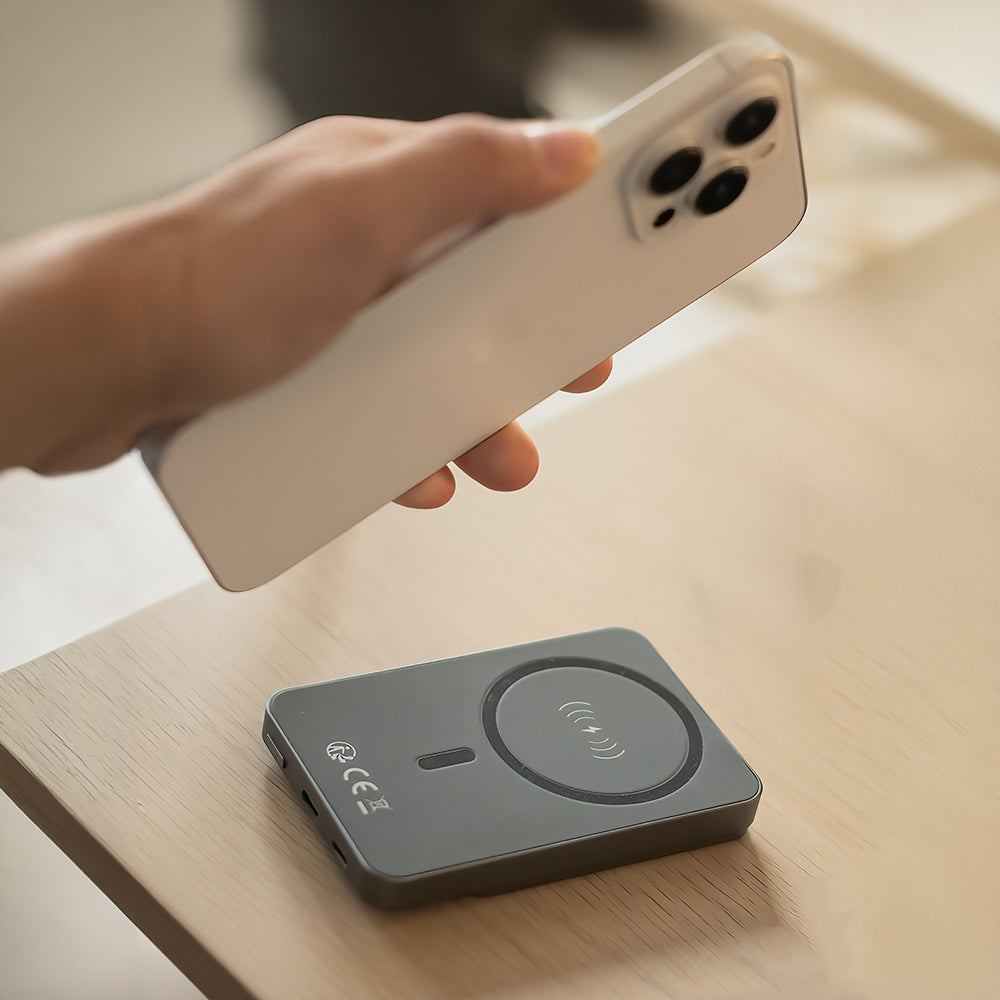 Forever MATB-200 vezeték nélküli külső akkumulátor, 5000mAh, 20W, PD + FQI, 1 x QI - 1 x USB-C, Fekete