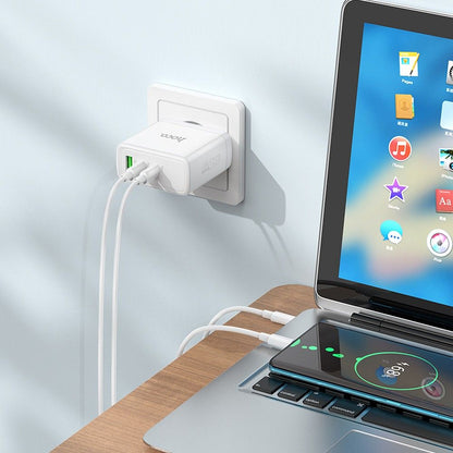 HOCO N30 hálózati töltő, 65W, 3.25A, 1 x USB-A - 2 x USB-C, fehér